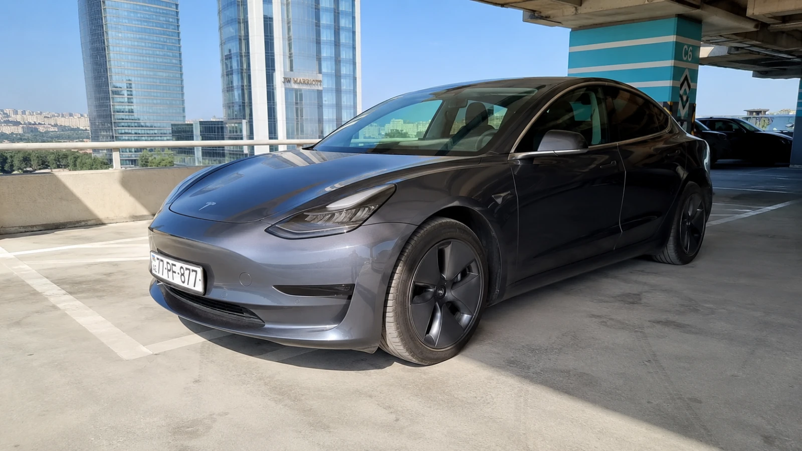 Elektrische Tesla Model 3 autoverhuur Baku Stad, Azerbeidzjan milieuvriendelijk