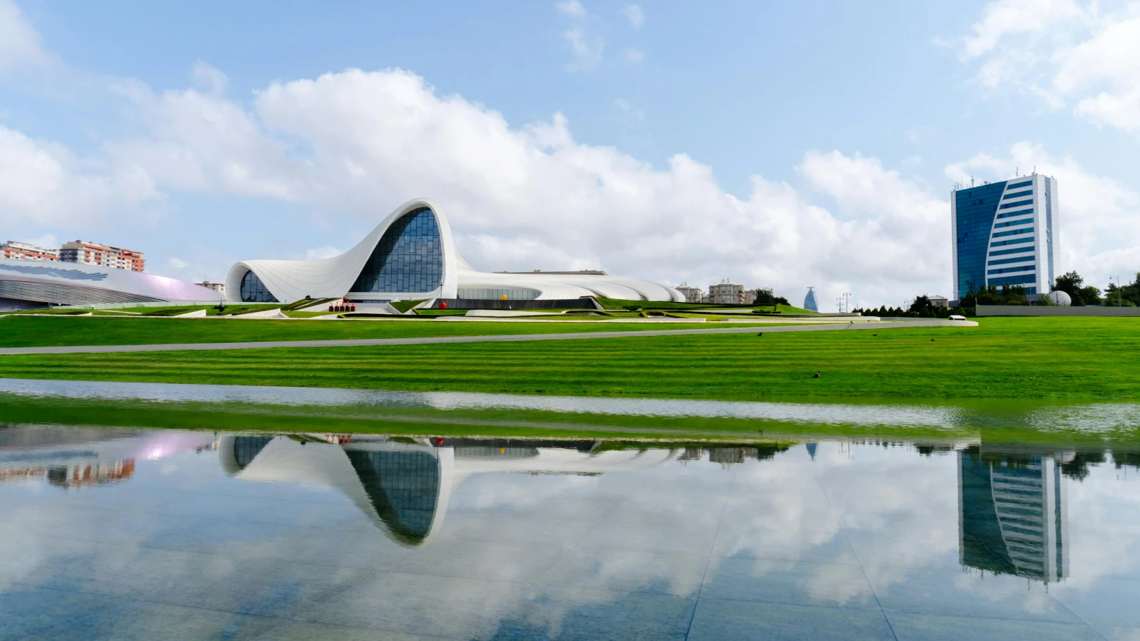 Noleggia un'auto per visitare il Centro Heydar Aliyev a Baku, Azerbaigian